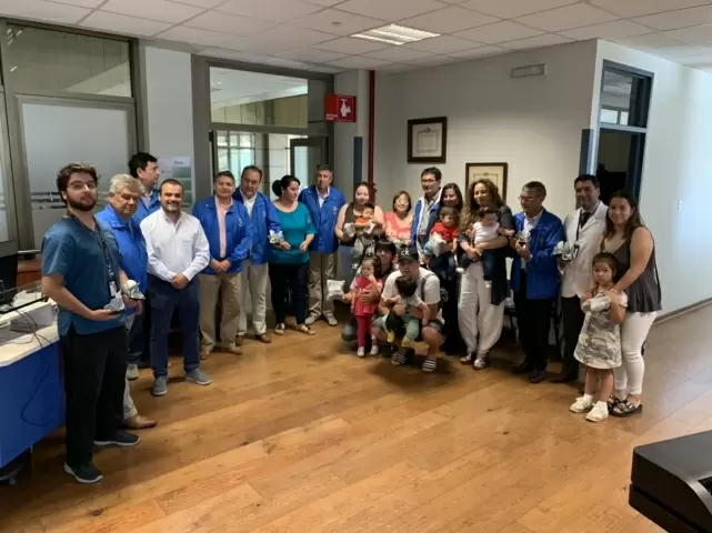 Rotarios, médicos y padres junto a sus hijos que recibieron sus ortesis en el complejo asistencial angelino. // Fotografía propiedad exclusiva de El Contraste.cl. © Todos los derechos reservados.