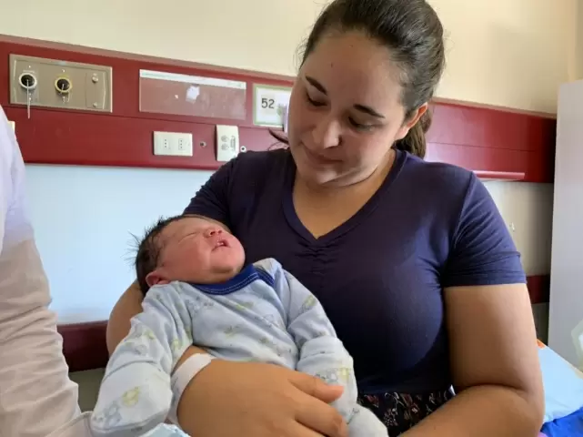 Rocío junto a su pequeño hijo recién nacido.