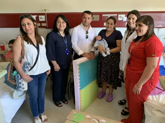 Las autoridades del Servicio de Salud, saludaron a la joven madre y su hijo y le hicieron la entrega del ajuar.