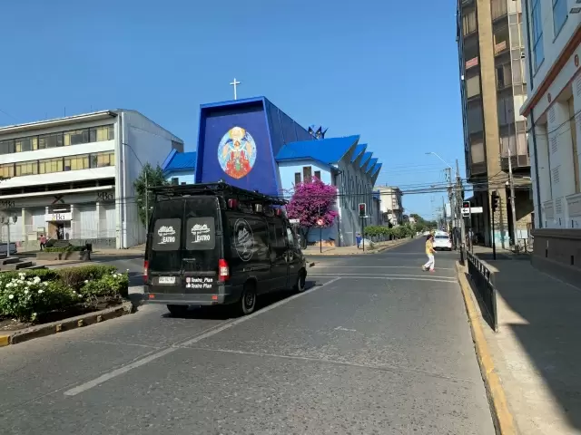 Ya los tres están a bordo de su nuevo "hogar", viajando con la esperanza de llegar en un mes a Ecuador y luego seguir hasta Canadá. // Fotografía propiedad exclusiva de El Contraste.cl. © Todos los derechos reservados.