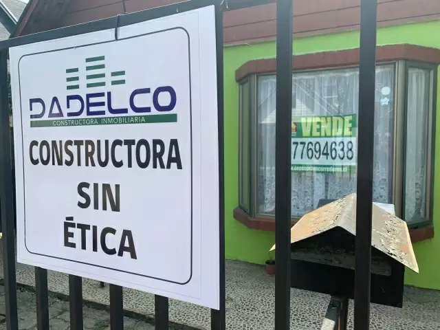Los vecinos han instalado diversos letreros con mensajes hacia la Constructora. // Fotografía propiedad exclusiva de El Contraste.cl. © Todos los derechos reservados.