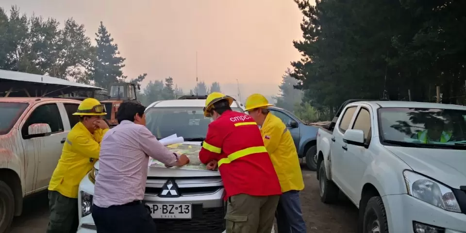 Gobernador Ignacio Fica, junto a Conaf y la empresa privada coordinando el combate a los incendios en la provincia de Biobío. Imagen: Víctor Contreras, gobernación Biobío.