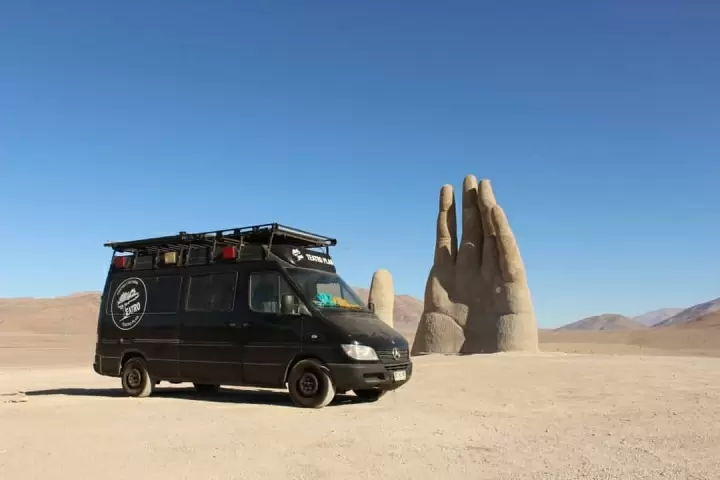 Una de las paradas de esta familia: La mano del Desierto - Antofagasta.