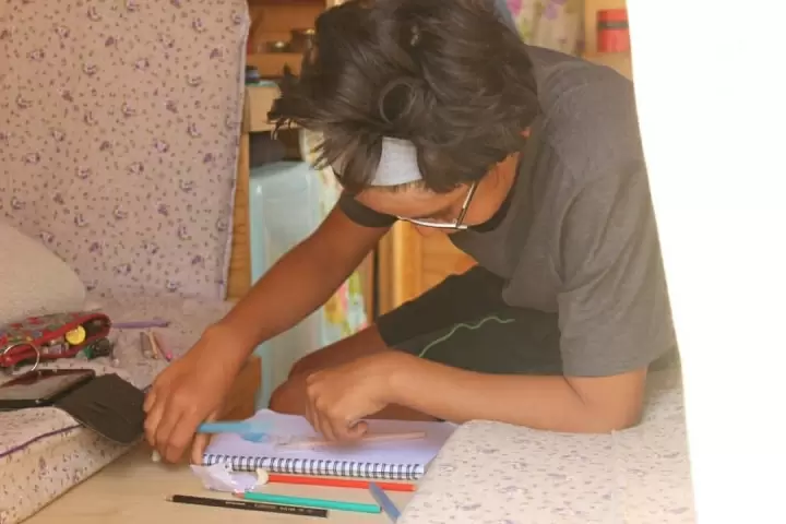Vicente, el hijo de 12 años, se entretiene dibujando en sus ratos libres.