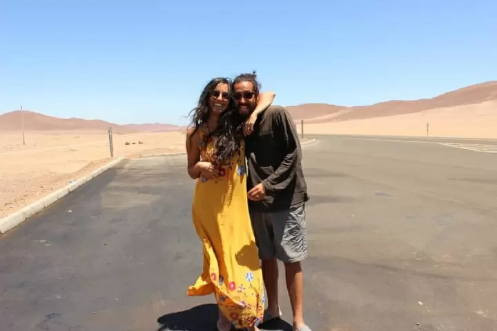 Julián y Victoria en medio del desierto de Atacama.