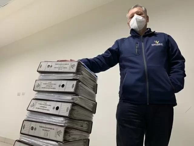 Alcalde de Los Ángeles, Esteban Krause junto a una torre de archivos de más de un metro con todos los papeleos y trámites que se han llevado a cabo para hacer el proyecto una realidad.