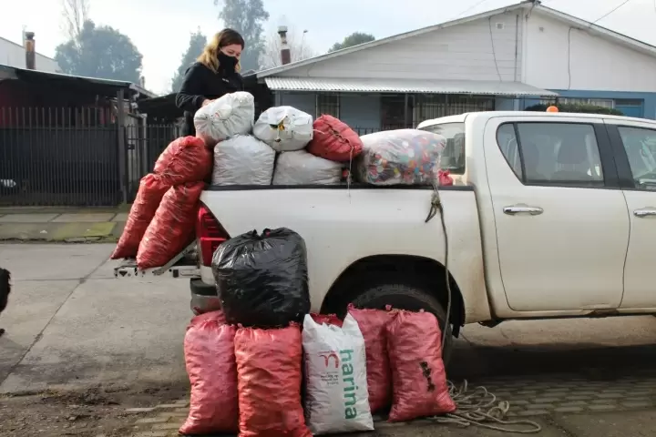 Crimilda ha logrado reunir varios sacos de tapitas en su campaña solidaria. (Foto: I. Municipalidad de Cabrero)