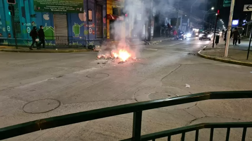 Fogatas en la vía pública durante la marcha mapuche (CEDIDA).