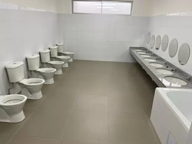 Baños renovados del recinto.