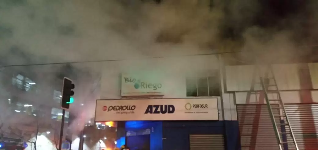 Incendio Ferretería Bio Riego. | Fotos: El Contraste.cl
