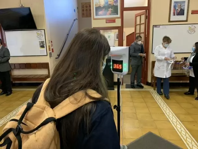 Control de temperatura en el acceso al recinto.