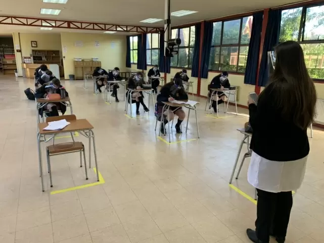 En las salas, existen demarcaciones de seguridad entre los bancos de los alumnos.