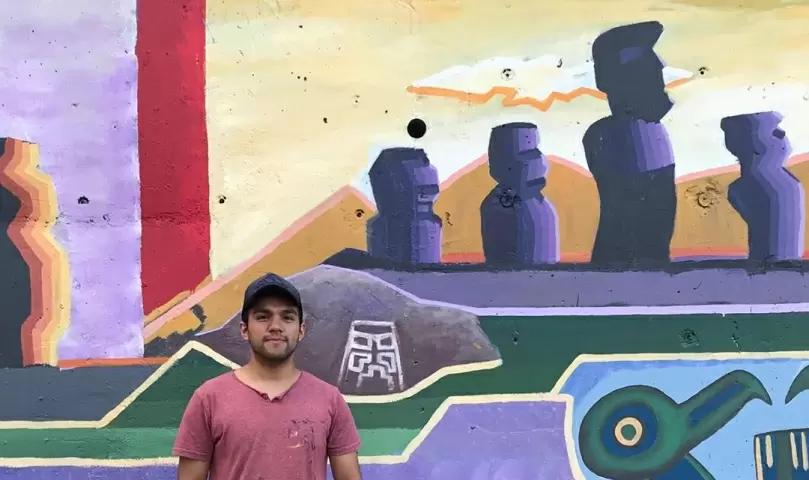 Billy Salazar durante la realización de un mural en la comuna de Laja.