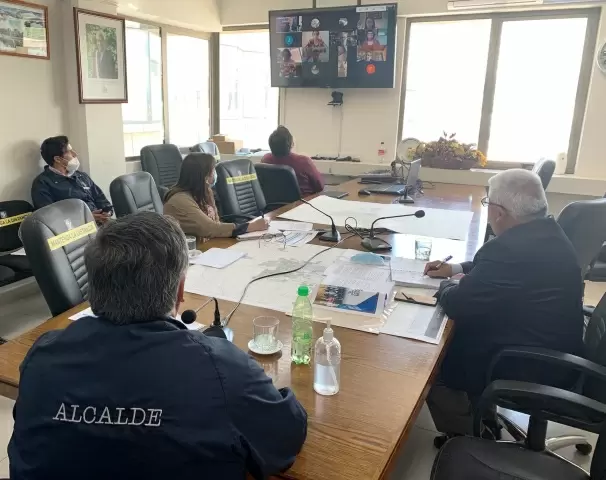Alcalde acompañado del director del DAEM durante la sesión del Concejo Municipal.