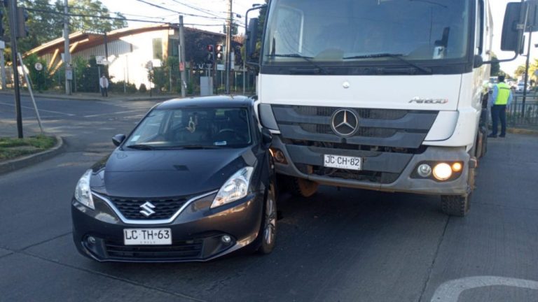 Los Ángeles: Camión recolector de basura colisiona con auto en Sor Vicenta