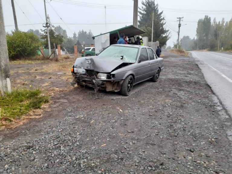 Los Ángeles: Adulto y un menor resultan lesionados tras chocar con un poste