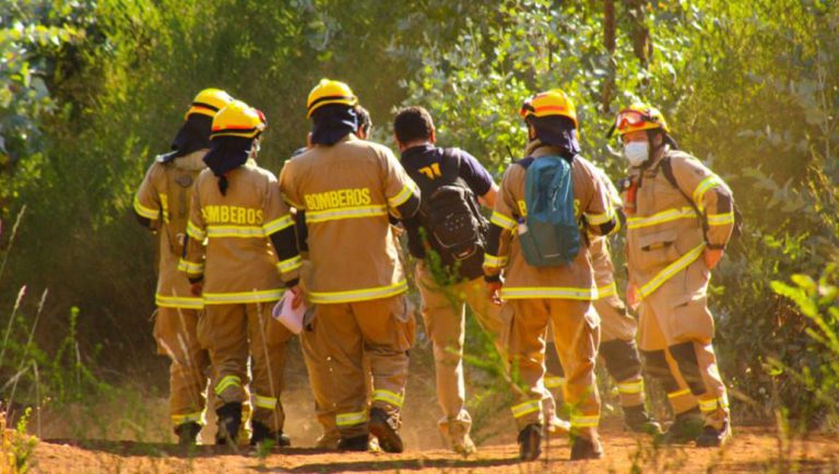 Cadem: Bomberos es la institución mejor evaluada de Chile mientras que la ‘clase política’ se hunde