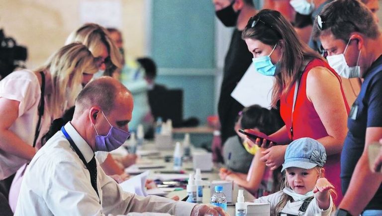 «Nada está por sobre la salud»: idea de postergar elecciones de abril será discutida en el Congreso