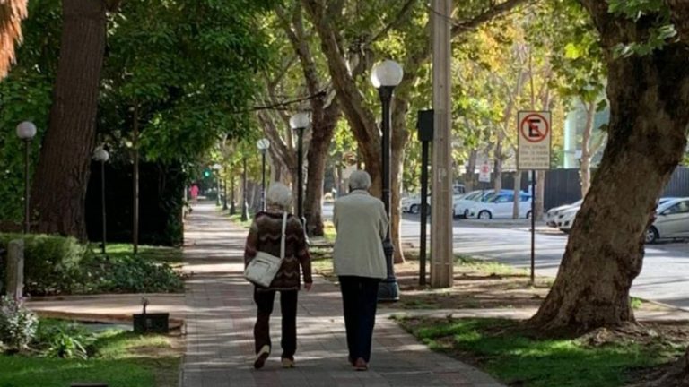 Adultos mayores sobre 80 años tendrán franja especial para compras esenciales sin permiso temporal