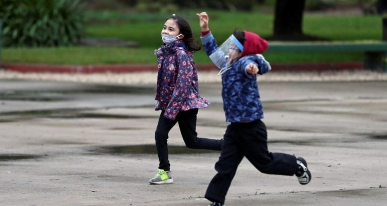 Ministro de Educación pide adecuar horario de clases para que niños puedan hacer deporte