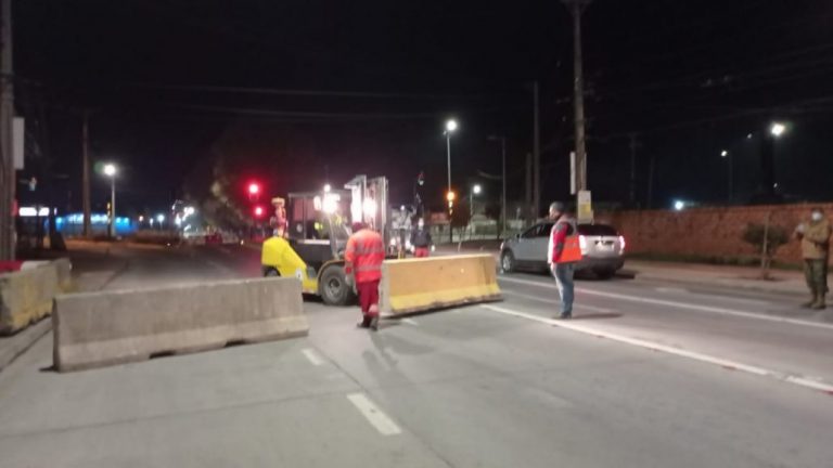 Instalan el cordón sanitario de Los Ángeles con bloques de concreto