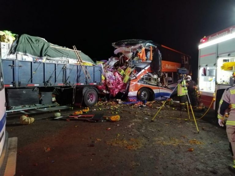 5 muertos y 31 heridos deja colisión de bus Pullman con camión de frutas