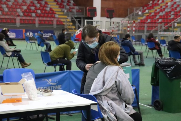 Más de 800 personas se vacunaron este sábado en el Polideportivo