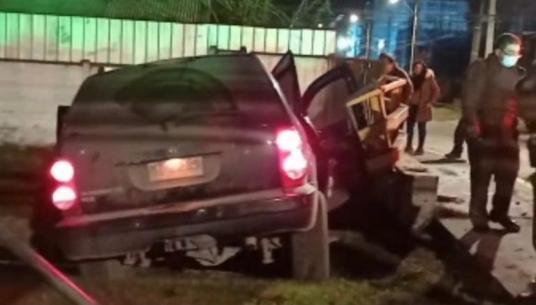 Delincuentes protagonizan accidente con auto robado en Los Ángeles