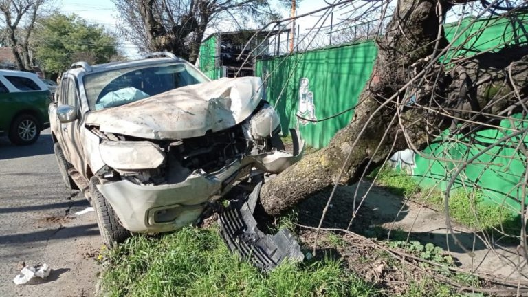 Taxi y camioneta colisionan a alta energía en el radio urbano de Los Ángeles