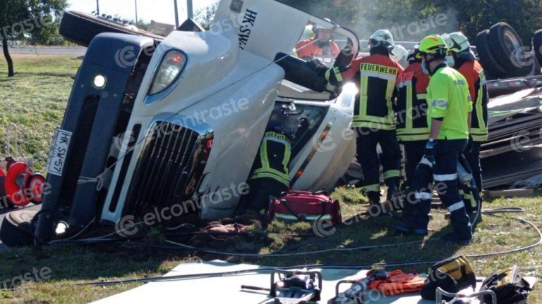 Camión vuelca en Los Ángeles y conductor queda atrapado en el interior