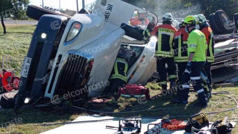 Camión vuelca en Los Ángeles y conductor queda atrapado en el interior