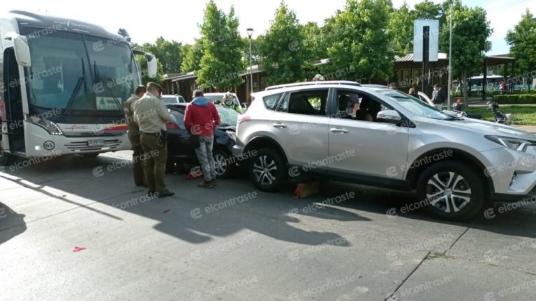 Colisión múltiple deja dos lesionadas en pleno centro de Los Ángeles