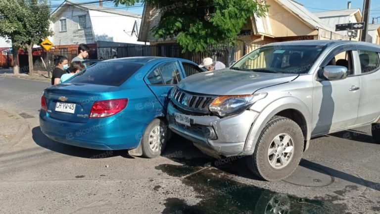 Colisión de camioneta y un automóvil deja tres lesionadas en Los Ángeles