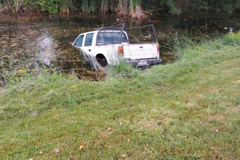 ¿Cómo llegó a quedar en plena laguna esta camioneta en Laja?