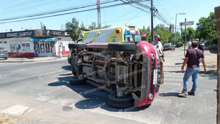 Auto se pasó el Pare y camioneta terminó volcada en Los Ángeles