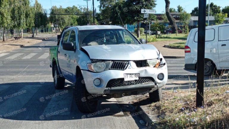 Furgón y camioneta colisionan en avenida Vicuña Mackenna de Los Ángeles