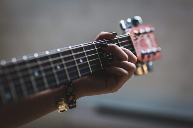 Hombre muere electrocutado tras tocar guitarra eléctrica al salir de la piscina