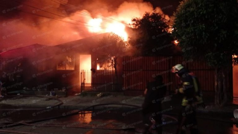 Vecinos agredieron a bomberos en incendio que afectó 6 casas en Los Ángeles