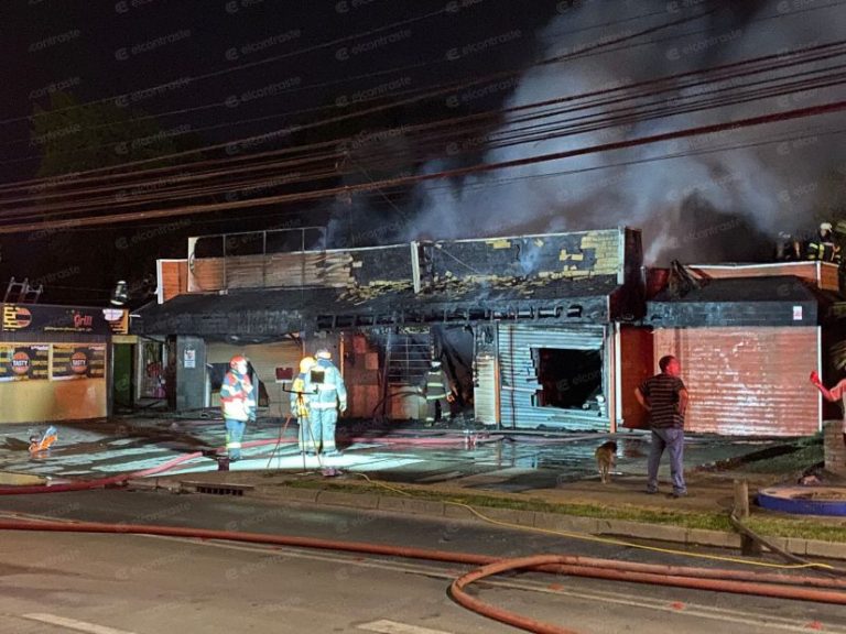 Incendio afectó a locales comerciales en Avenida Gabriela Mistral