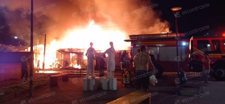 Incendio de proporciones afecta a una céntrica población de Los Ángeles