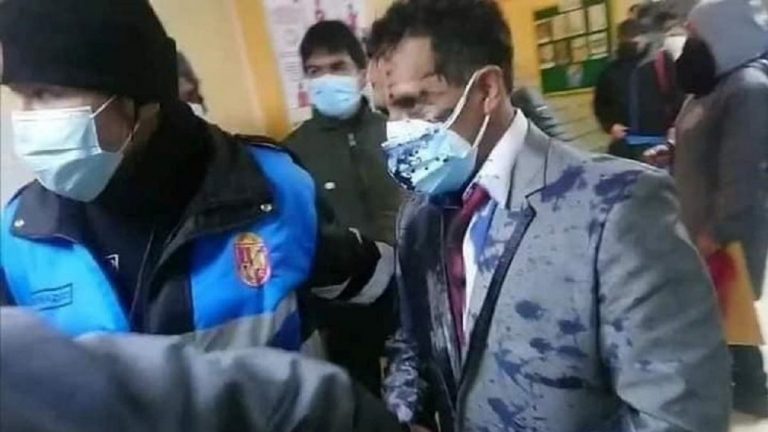 Impiden boda de su padre: Lo bañaron en pintura por no pagar la pensión