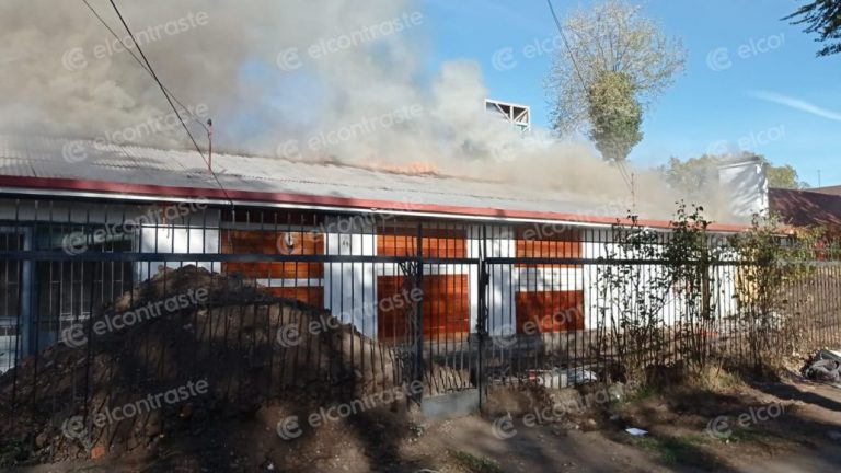 Vivienda es afectada por voraz incendio en el centro de Los Ángeles