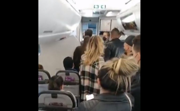 Pasajeros se tomaron avión en Santiago luego de que no despegara