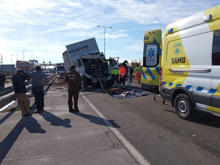 Un lesionado dejó colisión de camiones en la ruta 5 sur sector María Dolores