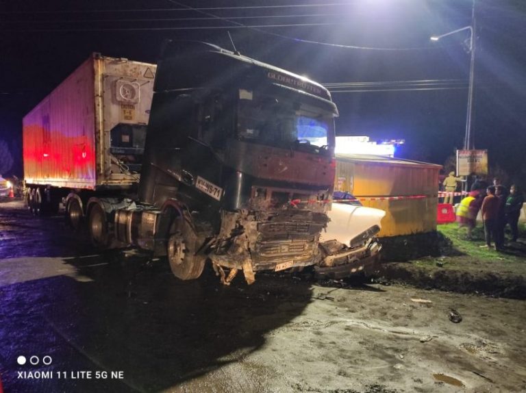 Triple colisión deja dos muertos y un herido entre Los Ángeles y Nacimiento