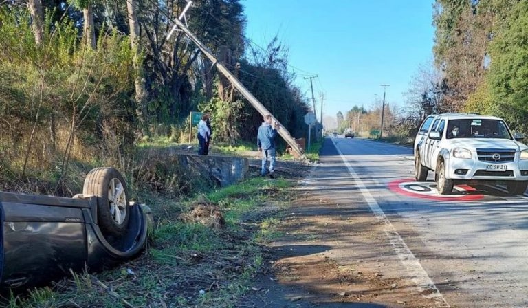 Conductor salva de milagro tras chocar un poste y volcar en Los Ángeles