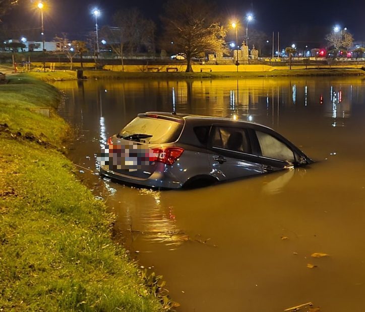 Pasó de largo: Auto cayó a la Laguna Esmeralda de Los Ángeles