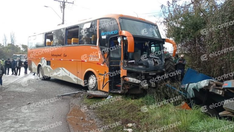 Bus colisiona con tractor a 5 km del cruce Antuco en Los Ángeles