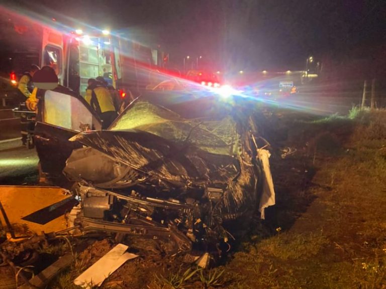 Hombre queda grave tras volcar en la Ruta 5 Sur en Los Ángeles