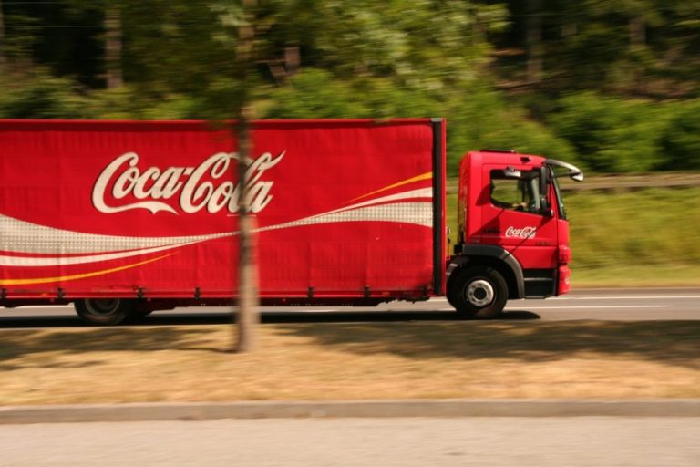 Tres detenidos al intentar robar especies desde un camión de Coca Cola Los Ángeles